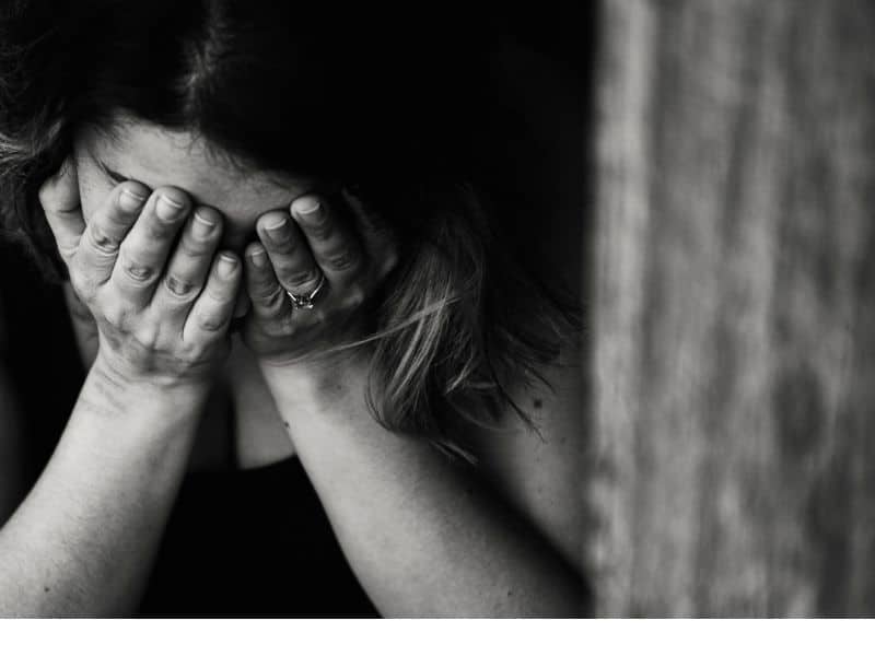 mom-crying-no-more-mom-shaming